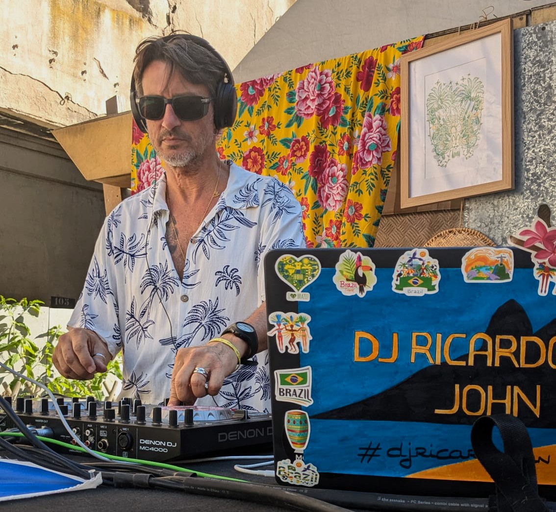 Ricardo John en plein DJ set