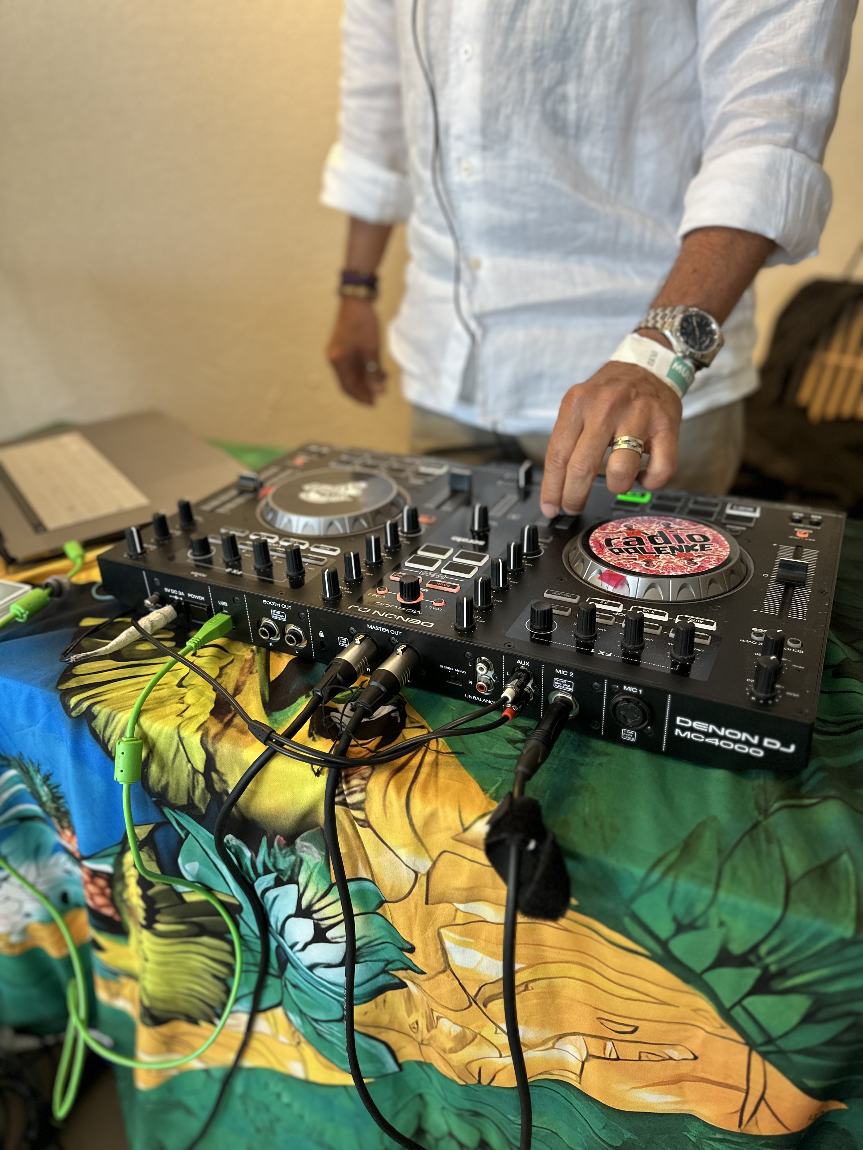Setup DJ Denon avec drapeau brésilien